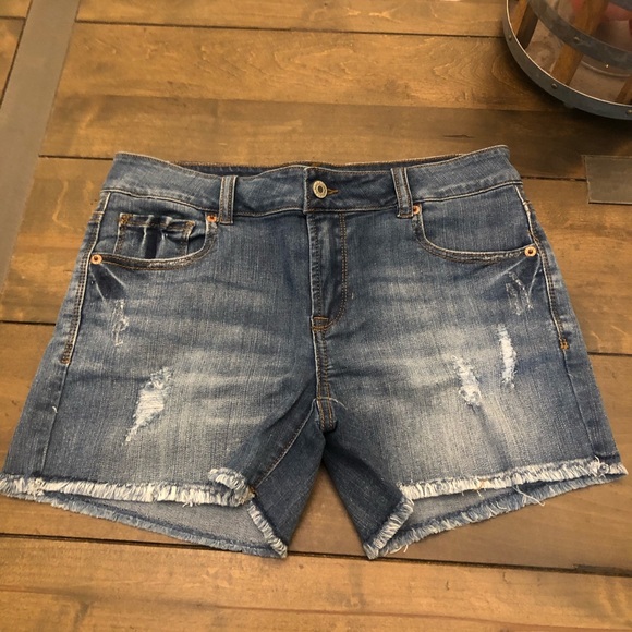 NEW LISTING! Ripped Detail Frayed Hem Denim Shorts - Picture 2 of 13